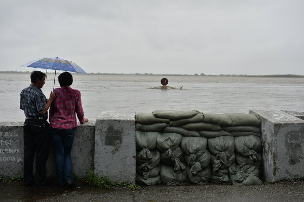 Nước sông Amur đã vượt qua đê chắn tràn vào các khu dân cư.