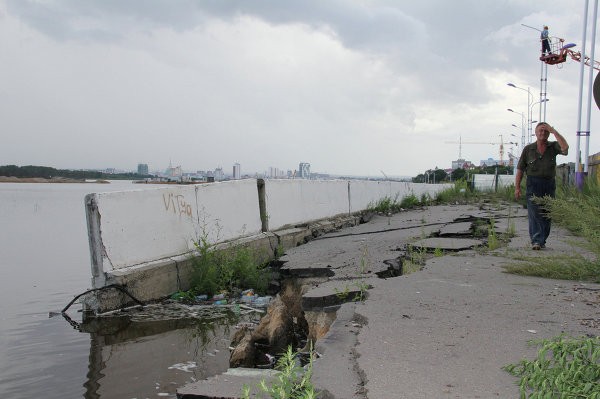 Nước lũ gây sạt lở những con đường ở Khabarovsk