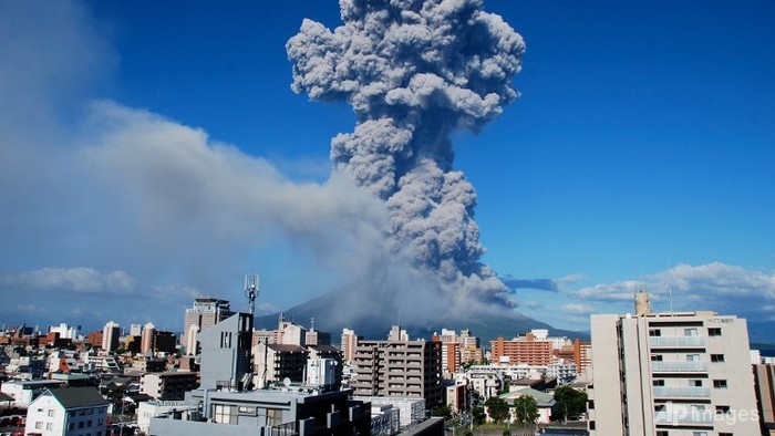 Núi lửa Sakurajima phun tro bụi vào không khí hôm 18/8.