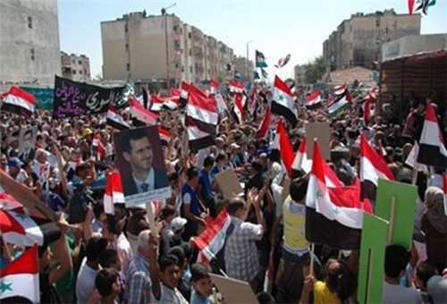 Người dân Homs đổ xuống đường bày tỏ sự ủng hộ đối với quân đội Syria.