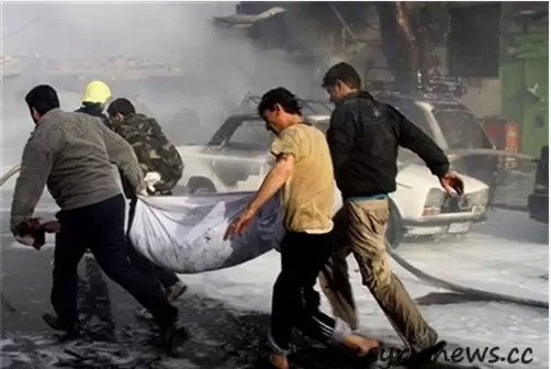 Người dân Damascus di chuyển người bị thương trong vụ tấn công hôm 20/8.