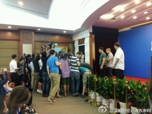 Các phóng viên nước ngoài chen chấn đứng chờ ngoài phòng xử án cố kiếm một tấm hình của Bạc Hy Lai.