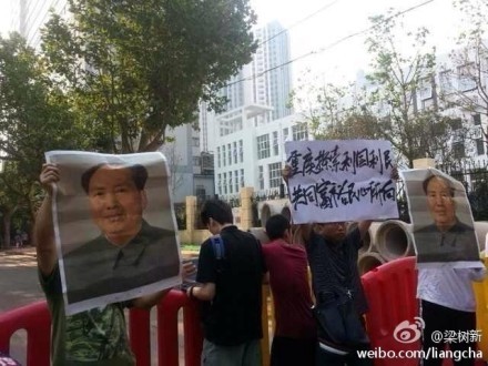 Người ủng hộ Bạc Hy Lai bên ngoài tòa án. Ảnh Sina Weibo.