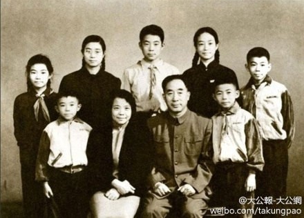 Một bức ảnh chụp gia đình Bạc Hy Lai khi ông còn nhỏ.