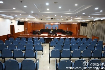 Bên trong phòng xử án, nơi xét xử Bạc Hy Lai.