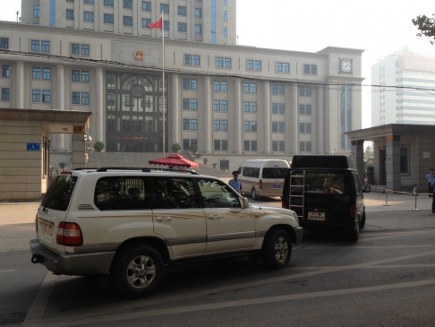 Đoàn xe chở Bạc Hy Lai và các nhân chứng khác tới dự phiên tòa.