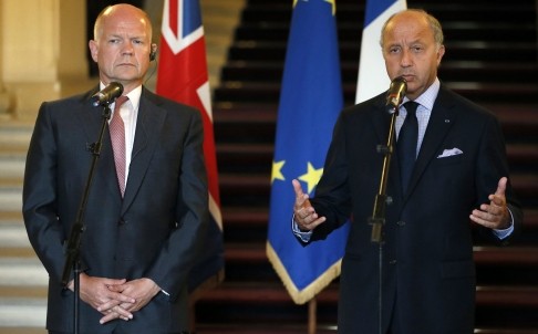 Ngoại trưởng Pháp Laurent Fabius (phải) và người đồng cấp Anh William Hague phát biểu tại một cuộc họp báo ở Paris.