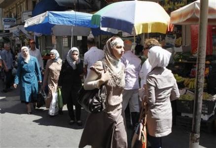 Các khu chợ, cửa hàng ở thủ đô Damascus đông nghịt người mua sắm lương thực, nước uống dự trữ.