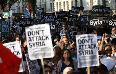 Người biểu tình phản đối kế hoạch tấn công quân sự Syria tại London hôm 28/8.