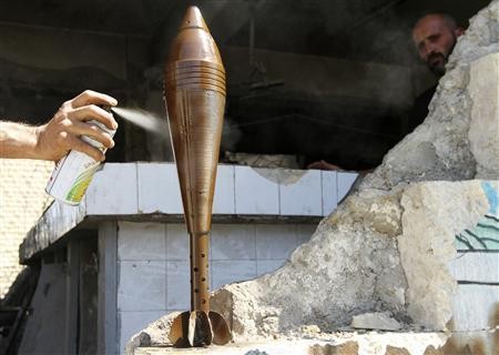Một tay súng Quân đội Syria Tự do sơn quả đạn cối ở Aleppo ngày 4/9/2013.
