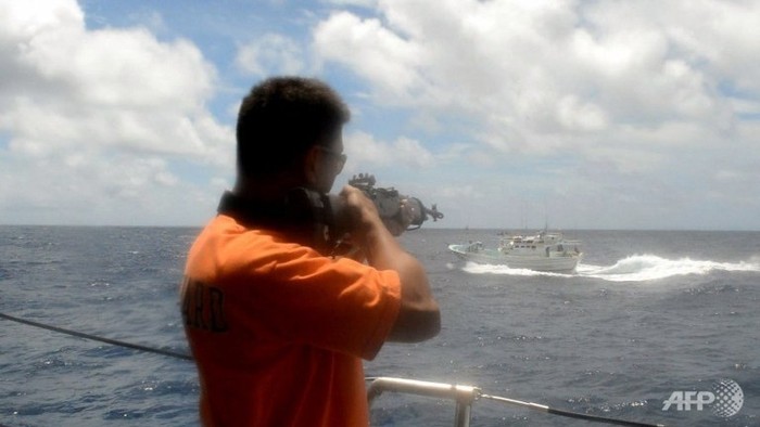 Nhân viên bảo vệ bờ biển Philippines chĩa súng vào một tàu đánh cá Đài Loan trong vùng biển tranh chấp ngày 9/5 trong vụ việc bắn chết một ngư dân Đài Loan.