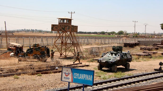 Lực lượng an ninh Thổ Nhĩ Kỳ tuần tra tại khu vực biên giới với Syria ở Ceylanpinar, tỉnh Sanliurfa