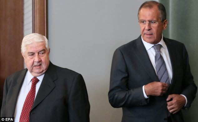Ngoại trưởng Nga Sergei Lavrov (phải) và Ngoại trưởng Syria Walid al-Moualem (trái) trong cuộc gặp gỡ tại thủ đô Moscow.