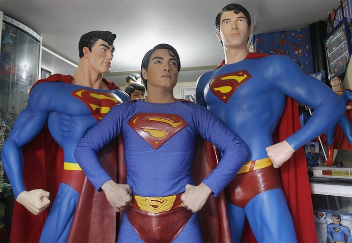 Herbert Chavez bên cạnh những bức tượng Superman cỡ người thật trong nhà của mình ở Manila năm 2011.