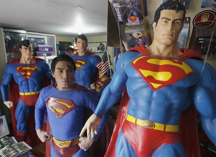 Chavez trong căn nhà đầy hình ảnh của Superman.