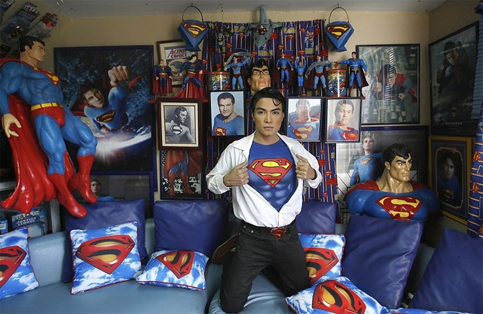 Bộ sưu tập gối, tranh ảnh và tượng Superman của Chavez.
