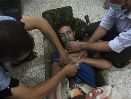 Một nạn nhân ngộ độc khí được cấp cứu sau vụ tấn công hóa học ở Damascus hôm 21.8