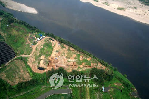 Sông Imjin chảy từ Bắc Triều Tiên vào vùng biển Hoàng Hải và gần với hạ lưu của sông Hàn chảy qua Seoul.