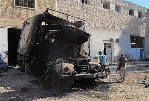 Một trong số những chiếc xe tải chở vũ khí bị quân đội Syria phá hủy.