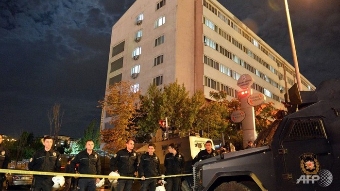 Tòa nhà trụ sở cảnh sát được thắt chặt an ninh sau vụ tấn công.