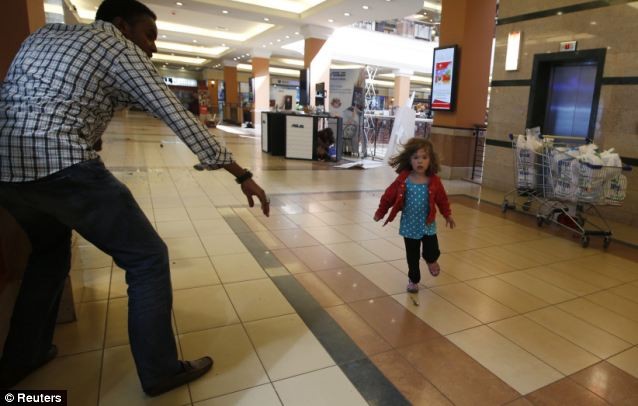 Một em bé đang cố chạy đến nơi an toàn trong trung tâm mua sắm.