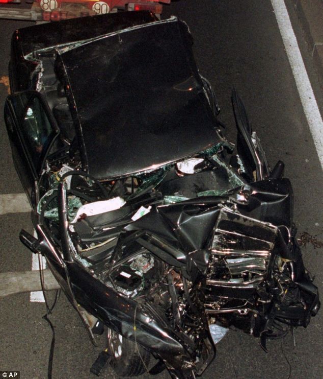 Chiếc xe chở Diana và người bạn bẹp dí sau vụ tai nạn thảm khốc trong đường hầm ở Paris.
