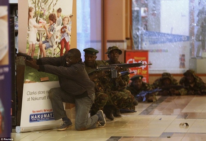 Cảnh sát Kenya tiến vào trung tâm thương mại.