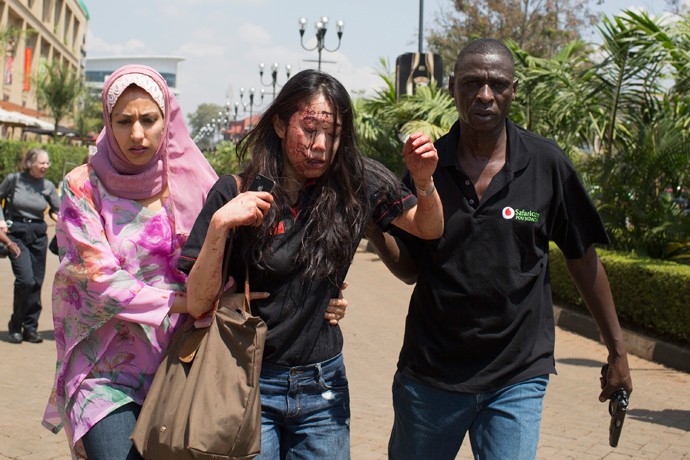 Một nạn nhân của vụ tấn công được cảnh sát Kenya đưa ra ngoài.