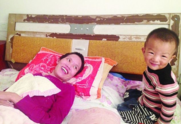Hàng ngày, bé Gao đều chơi quanh quẩn bên giường mẹ để giúp mẹ ăn và làm bà cười.