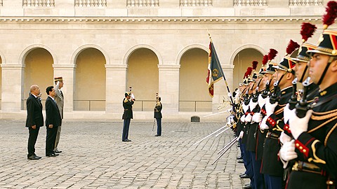 Lễ đón chính thức Thủ tướng Nguyễn Tấn Dũng và Phu nhân được tổ chức trọng thể tại Điện Invalides, thủ đô Paris.