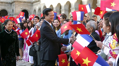 Cộng đồng người Việt tại Paris đón Thủ tướng Nguyễn Tấn Dũng và Phu nhân.