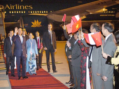 Các quan chức Pháp và Đại sứ quán Việt Nam tại Pháp đón Thủ tướng Nguyễn Tấn Dũng và Phu nhân tại sân bay Quốc tế Orly. (Ảnh: Đức Tám/TTXVN)