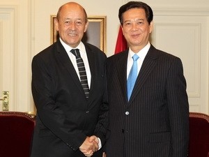 Thủ tướng Nguyễn Tấn Dũng tiếp Bộ trưởng Quốc phòng Pháp Le Drian. (Ảnh: Đức Tám/TTXVN)