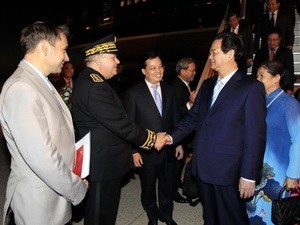Các quan chức Pháp đón Thủ tướng Nguyễn Tấn Dũng và Phu nhân tại sân bay Quốc tế Orly. (Ảnh: Đức Tám/TTXVN)