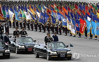 Tổng tham mưu trưởng quân đội Hàn Quốc dẫn đầu đoàn diễu duyệt.