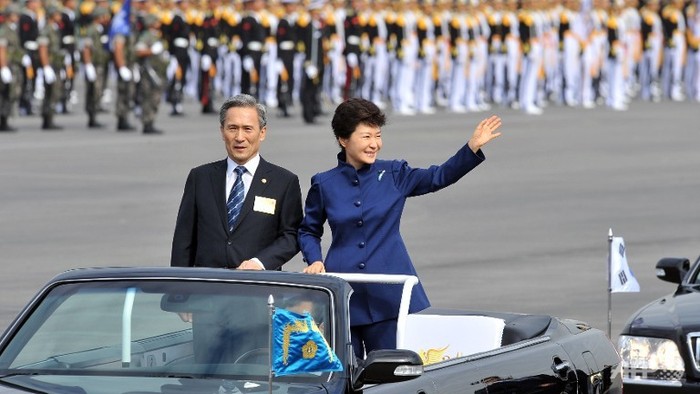 Tổng thống Hàn Quốc Park Geun-hye và Bộ trưởng Quốc phòng Kim Kwan-jin