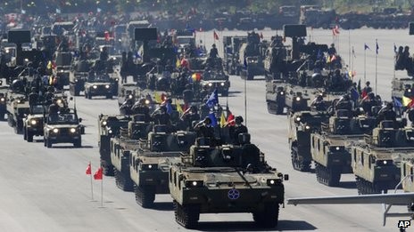 Đoàn xe bọc thép của quân đội Hàn Quốc tại lễ diễu binh.