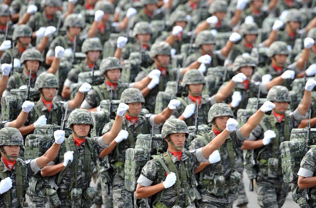 Binh sĩ thông tin liên lạc quân đội Hàn Quốc tham gia diễu binh.