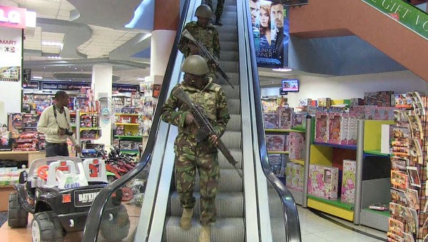 Binh sĩ Kenya bên trong trung tâm thương mại Westgate sau khi giải cứu con tin.