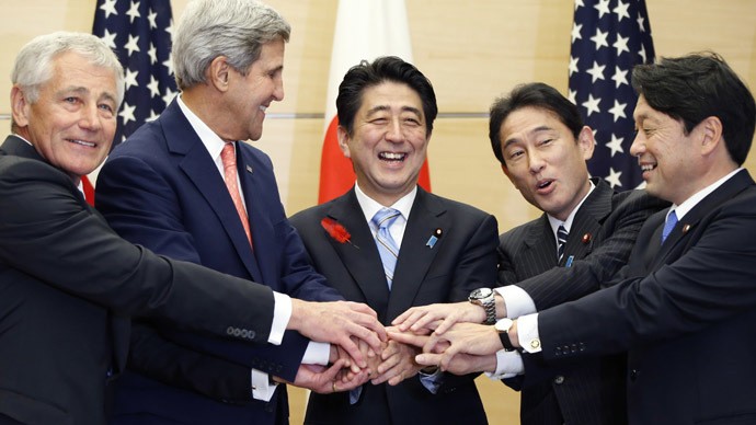 Từ trái sang phải: Bộ trưởng Quốc phòng Mỹ Chuck Hagel, Ngoại trưởng Mỹ John Kerry, Thủ tướng Nhật Bản Shinzo Abe, Ngoại trưởng Nhật Bản Fumio Kishida và Bộ trưởng Quốc phòng Itsunori Onodera.