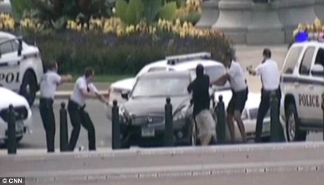 Chiếc xe lao vào hàng rào Nhà Trắng bị các mật vụ khống chế.