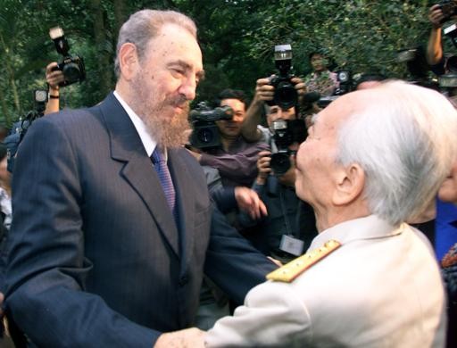 Chủ tịch Phidel Castro tới thăm Đại tướng Võ Nguyên Giáp ngày 22/2/2003 tại Hà Nội.