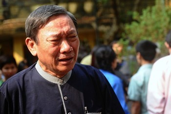 Một người dân khóc thương tiếc Đại tướng ở bên ngoài nhà ông tại Hà Nội.