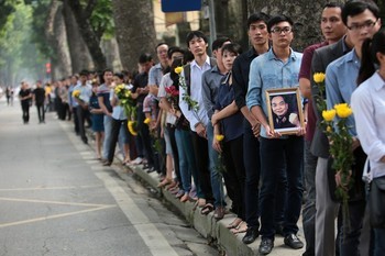 Dòng người mang ảnh Đại tướng và hoa đứng xếp hàng ngay ngắn bên ngoài nhà Đại tướng ở Hà Nội hôm 6/10 như một cách bày tỏ lòng tôn kính tới nhà lãnh đạo quân sự tài ba, lòng biết ơn tới người anh hùng dân tộc giải phóng đất nước.
