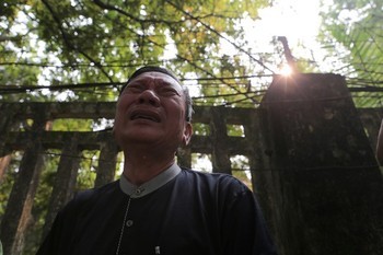 Ông Lưu Ngọc Linh, 71 tuổi, một cựu chiến binh đã khóc trong vườn nhà Đại tướng khi tới viếng.