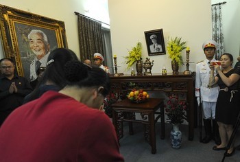 Hai người phụ nữ tới viếng Đại tướng tại nhà riêng của ông ở Hà Nội.