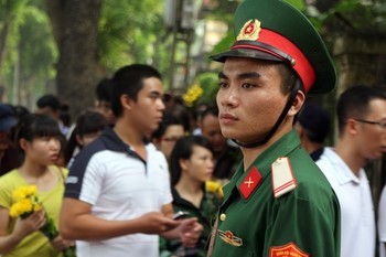 Một người lính cảnh vệ Quân đội Nhân dân Việt Nam làm nhiệm vụ bên ngoài nhà của Đại tướng Võ Nguyên Giáp tại Hà Nội hôm 6/10
