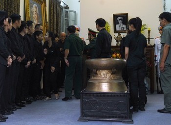 Gia đình Tướng Giáp (trái) cảm ơn một vị khách tới viếng ông tại nhà riêng của Đại tướng tại Hà Nội.