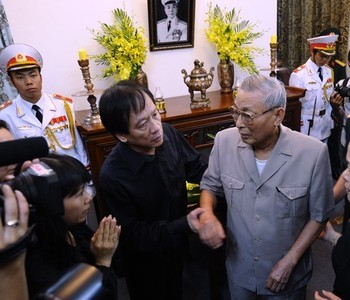 Người con trai của Đại Tướng Võ Nguyên Giáp, Võ Hồng Nam (trái) cảm tạ Tướng Đồng Sĩ Nguyên (phải), một người đồng chí lâu năm của Đại Tướng, đã đến chia buồn cùng gia đình.