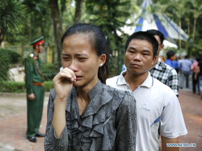 Những giọt nước mắt xúc động của một phụ nữ trẻ tới viếng Đại tướng Võ Nguyên Giáp.